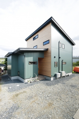 モスグリーンのガルバリウム鋼板と杉板を張った外観 株式会社  美・中川工務店の施工事例 Bi-naka styleボルダリングのある家