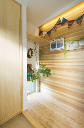 木目が美しい玄関ホール 株式会社  美・中川工務店の施工事例 Bi-naka styleボルダリングのある家