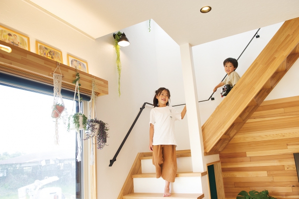 アイアンの手すりが映える階段 株式会社  美・中川工務店の施工事例 Bi-naka styleボルダリングのある家