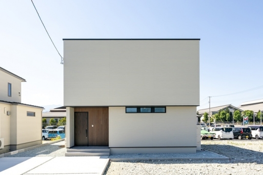 シンプルモダンな外観。
駐車場コンクリート施工済みです。

建物南側の土地は現在駐車場として使用されており、日当たり良好です。
敷地内南側にはプライバシーを守るため、フェンスが施工されています。